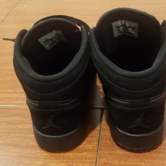 Air Jordan 1 mid retro basketball shoes - Picture 3 of 4